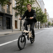 Homme roulant sur le vélo électrique pliant YANGOR H19 coloris beige dans une rue