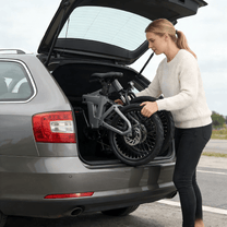 Vélo électrique pliant YANGOR H19 plié dans le coffre d'une voiture coloris beige