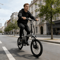 Homme roulant sur le vélo électrique pliant YANGOR H19 coloris gris en ville