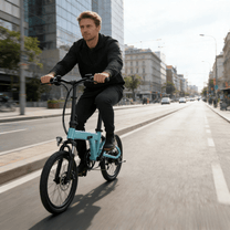 Homme roulant sur le vélo électrique pliant YANGOR H19 de face en ville coloris bleu clair