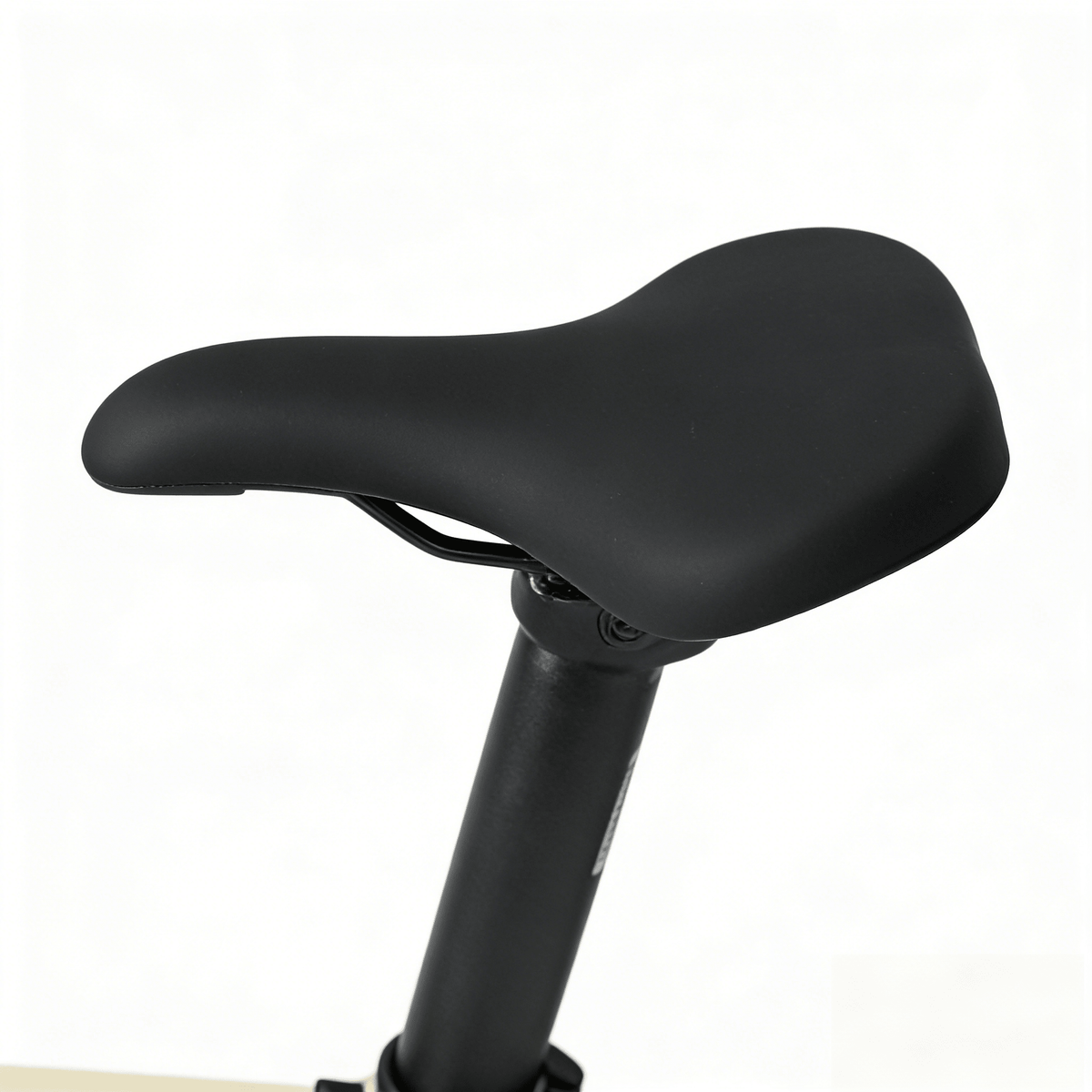Selle du YANGOR H19 sur fond blanc
