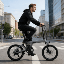 Homme roulant sur le vélo électrique pliant YANGOR H19 de face coloris gris en ville