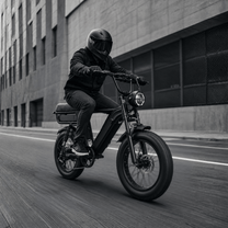 Homme roulant sur le vélo électrique fat bike YANGOR Y20 Pro Max coloris noir en ville