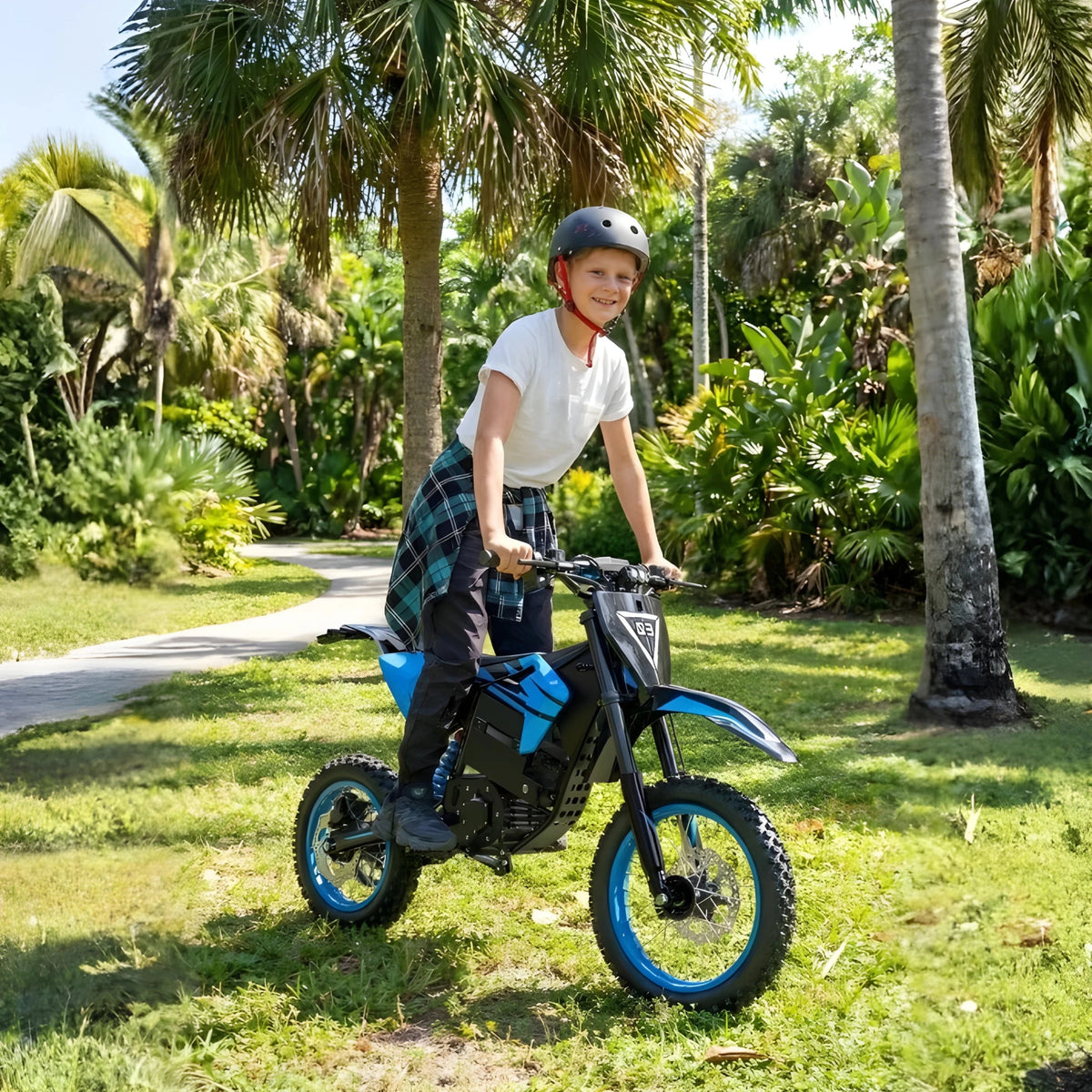 Personne debout avec la moto-cross électrique ZAWES S3 sur une pelouse