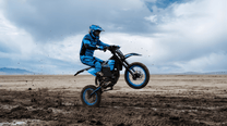 Pilote sur la moto-cross électrique ZAWES S3 en tout-terrain