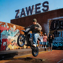 Personne debout avec la moto-cross électrique ZAWES S3 dans une rue