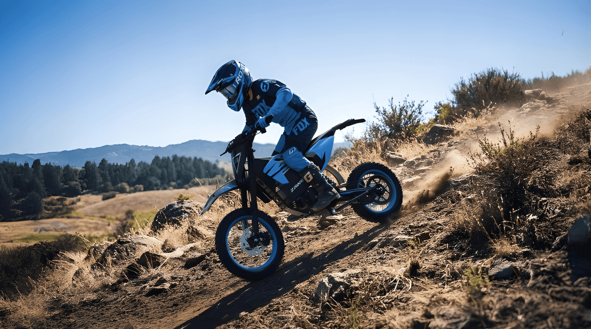 Pilote sur la moto-cross électrique ZAWES S3 en tout-terrain en montagne