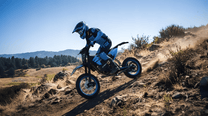 Pilote sur la moto-cross électrique ZAWES S3 en tout-terrain en montagne