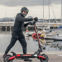 Homme marchant à côté de la trottinette électrique Nanrobot LS7+
