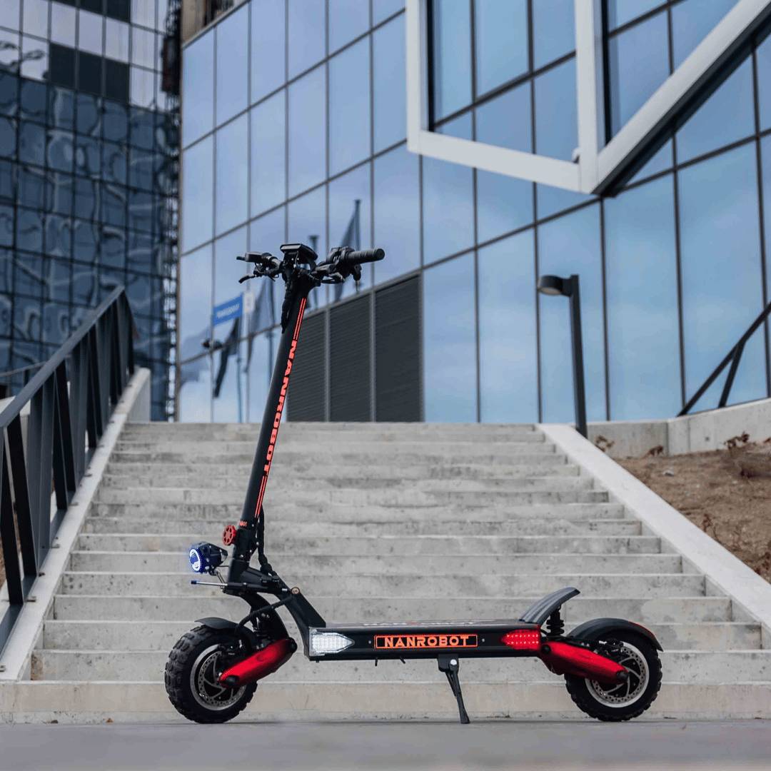 Trottinette électrique Nanrobot LS7+ vue de trois-quarts avant en ville