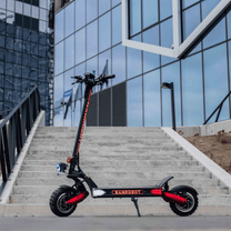 Trottinette électrique Nanrobot LS7+ vue de trois-quarts avant en ville