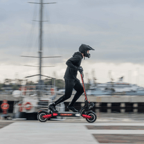 Personne roulant sur la trottinette électrique Nanrobot LS7+