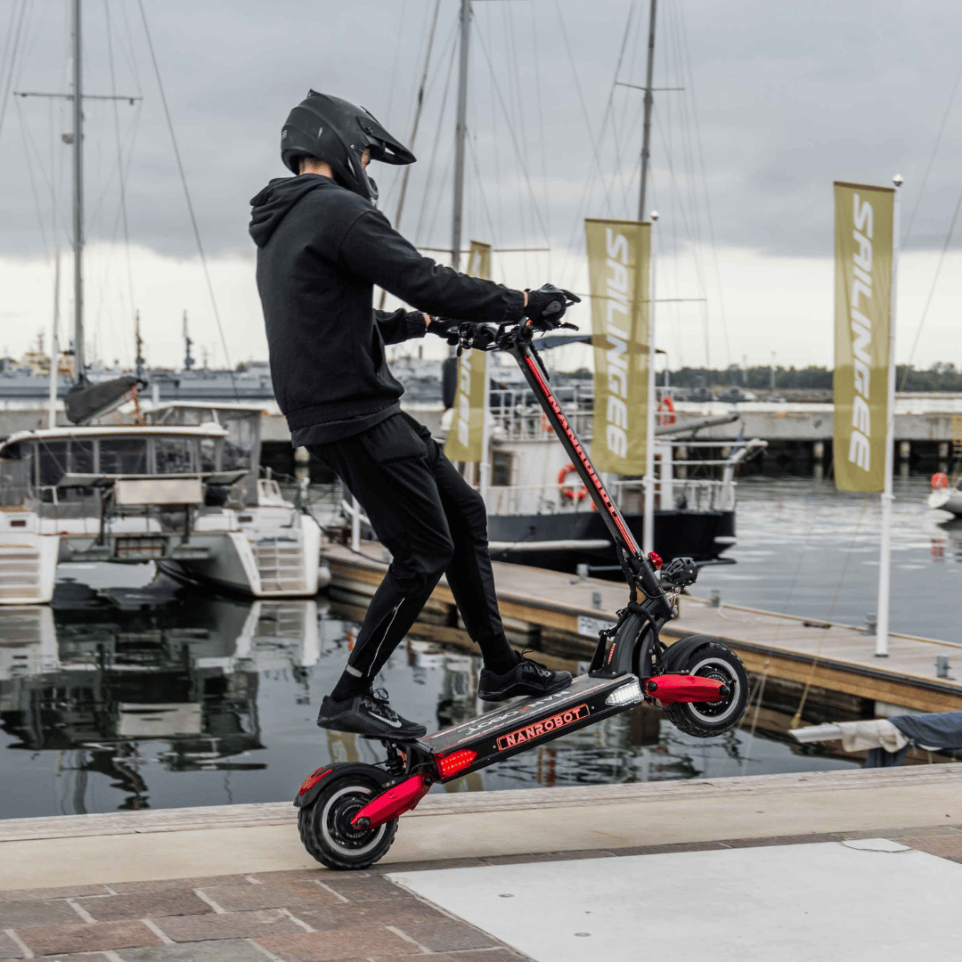 Personne roulant sur la trottinette électrique Nanrobot LS7+