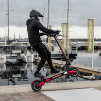 Personne roulant sur la trottinette électrique Nanrobot LS7+